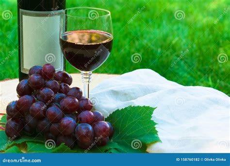 Bicchiere di vino rosso su tavolo in legno
