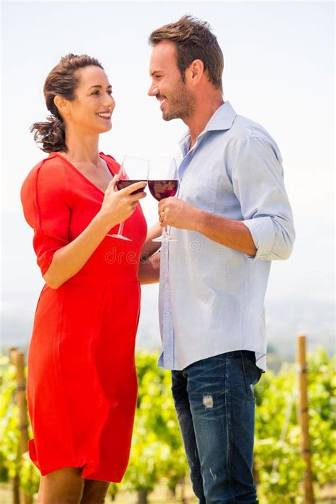 Coppia sorridente che brinda con vino