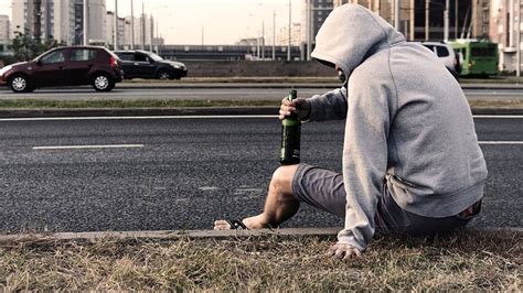 Persona ubriaca che barcolla in strada