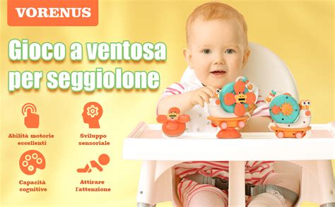 Bambino che gioca felice sul seggiolone Tatamia accessoriato con barra gioco originale
