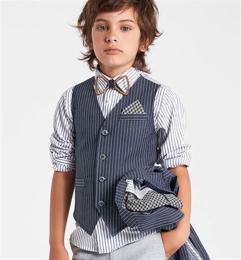 Bambino di 3 anni con abbigliamento elegante ma comodo durante una cerimonia all'aperto