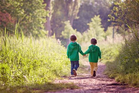 due persone che camminano insieme in un parco