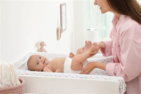 bambino che usa un fasciatoio