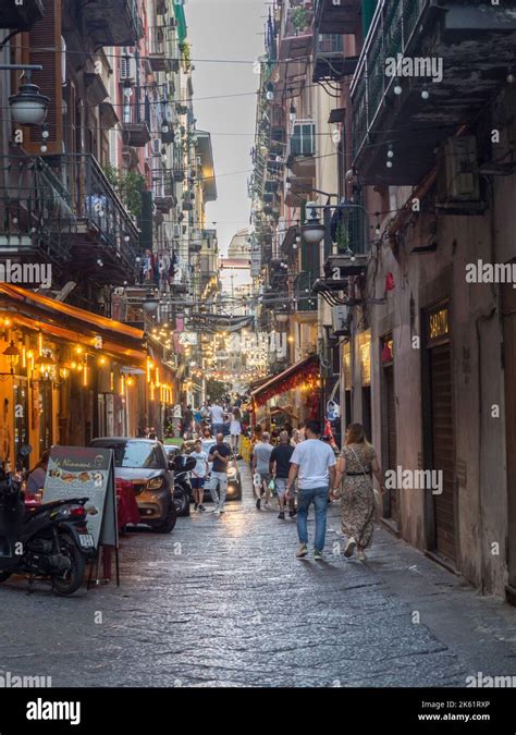 rappresentazione artistica dei vicoli storici di Napoli con simboli della saggezza popolare