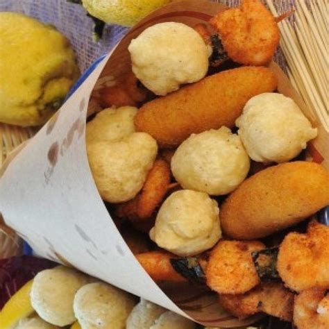 un tipico cartoccio di fritture napoletane, metafora del caos e della vita quotidiana
