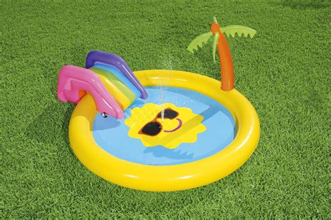 Bambino che gioca in una piscinetta gonfiabile