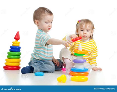 Bambini che giocano con giocattoli tradizionalmente associati al genere opposto