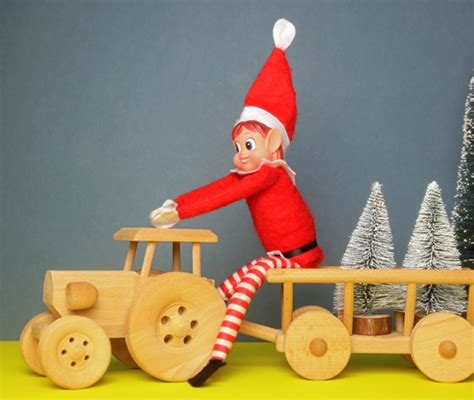 Bambino che indossa una tutina da elfo in un ambiente natalizio accogliente