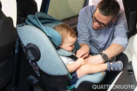 bambino correttamente allacciato su seggiolino auto conforme