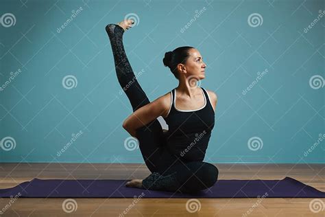 Donna che pratica yoga in un ambiente sereno