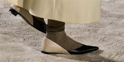 dettaglio di calze di qualità abbinate a scarpe in pelle