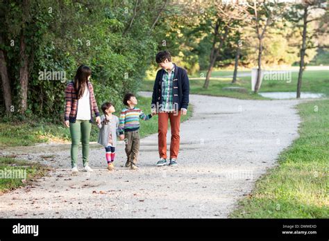 famiglia passeggiata parco primavera
