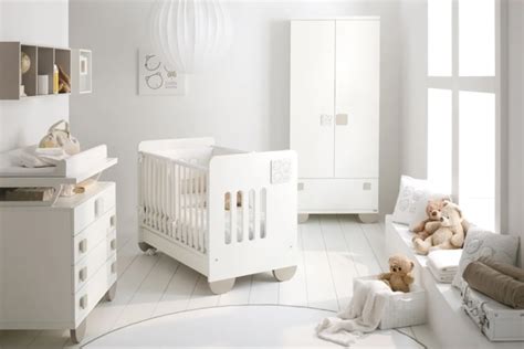 Arredamento moderno per una cameretta neonato accogliente e organizzata