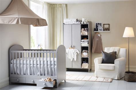 ampia panoramica di una cameretta neonato organizzata con mobili Ikea