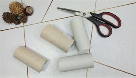 Dettaglio delle decorazioni natalizie inserite tra i rotoli di pannolini