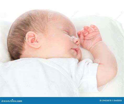 Neonato che dorme serenamente con rumore bianco