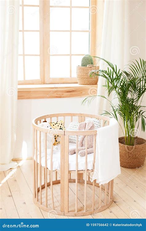 Una culla moderna in un ambiente domestico accogliente