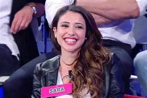 Sara Priolo e Gilberto Naselli in un momento intimo mostrando un pancino leggermente visibile