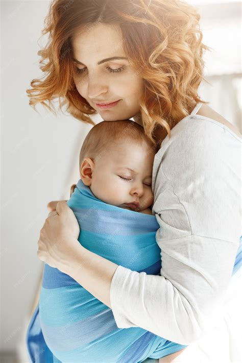 neonato che dorme serenamente sul petto della mamma