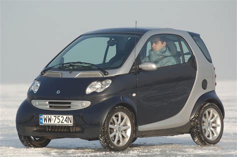 Interni di una Smart Fortwo 450 con particolare attenzione ai sedili