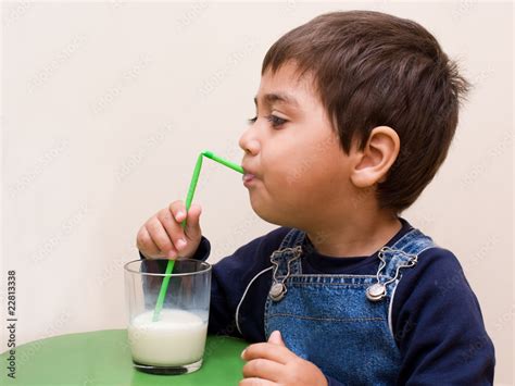 Bambino che beve latte materno