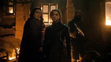 Melisandre incontra Arya Stark durante la Battaglia di Grande Inverno