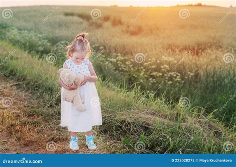 Bambina con orsetto