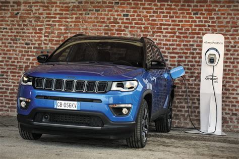 Jeep Compass 4xe in ricarica