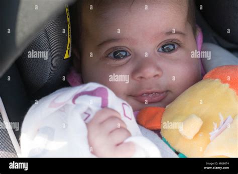 Bambino sorridente nel seggiolino auto