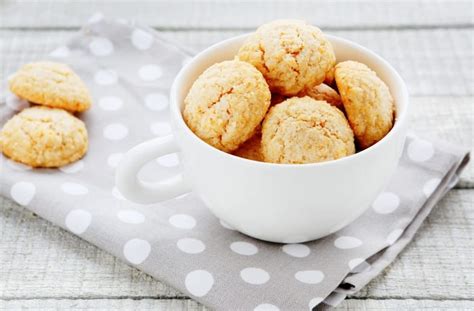Biscotti granulari senza glutine in una ciotola con latte