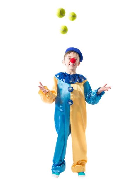 Un bambino piccolo vestito da clown che sorride in un ambiente festoso e colorato