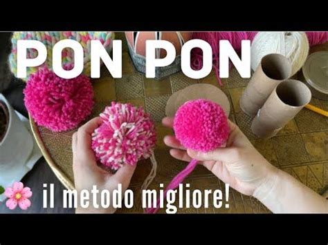 Dettaglio ravvicinato di un cappellino da clown con pon pon colorato