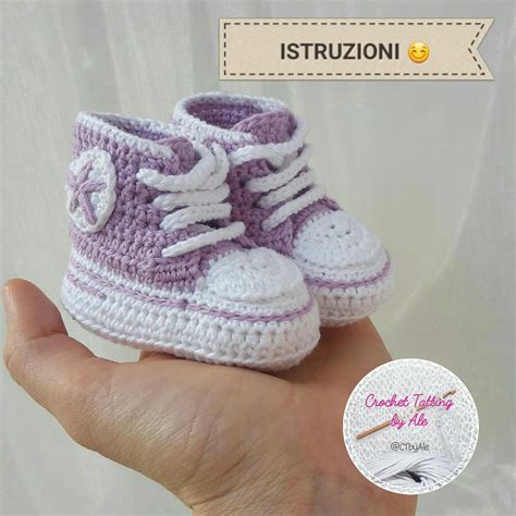primo piano di scarpine all'uncinetto stile sneaker su sfondo neutro