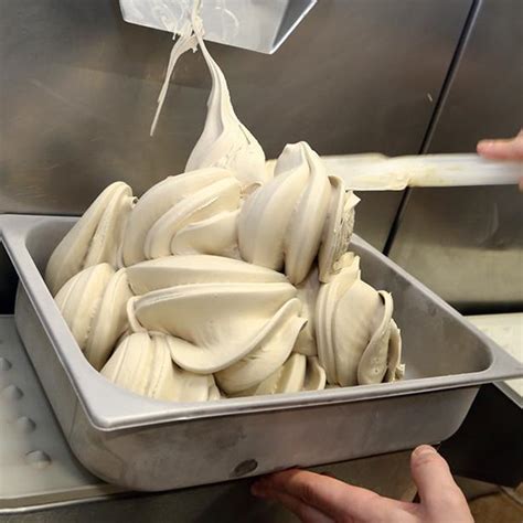 Produzione professionale di gelato artigianale con bilanciamento degli ingredienti secchi