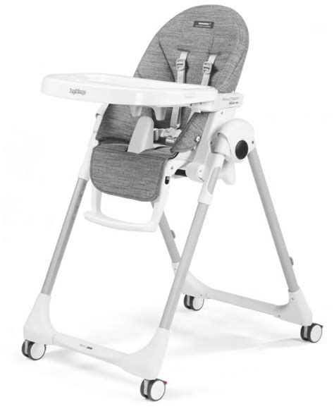 Bambino sdraiato nel Peg Perego Prima Pappa Follow Me