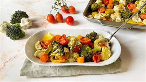 illustrazione di un piatto di carne ben cotta e verdure fresche lavate