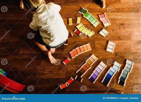 bambini che giocano e imparano per imitazione