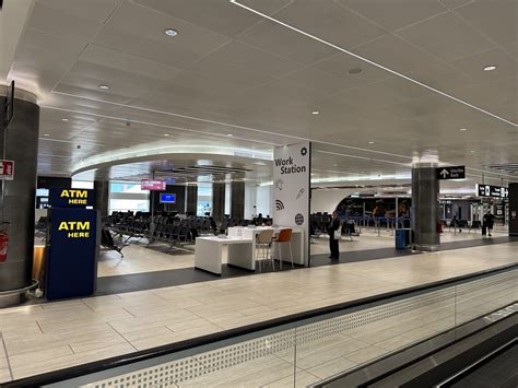 Passeggino in aeroporto vicino al gate