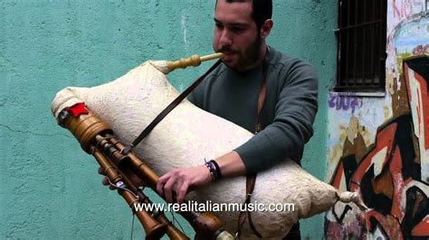 strumenti musicali tradizionali come zampogna e friscalettu siciliano