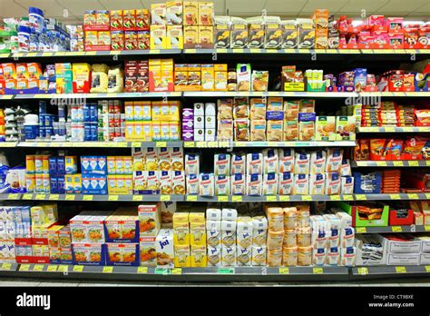 Scaffale di prodotti per l'infanzia con prezzi