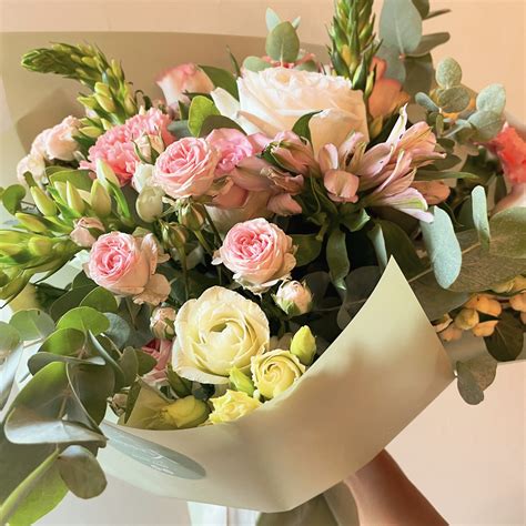 Bouquet di rose inglesi e fiori primaverili