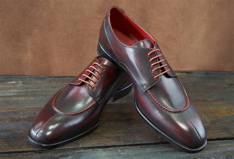 Dettagli artigianali di calzature di alta moda