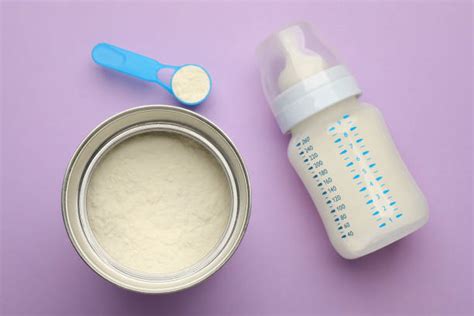Biberon con latte in polvere e ingredienti prebiotici