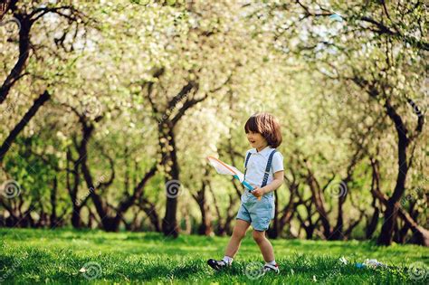 Bambino elegante in un giardino soleggiato