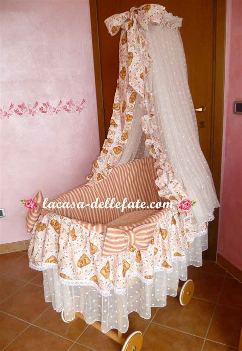 Culla in vimini con rivestimento delicato