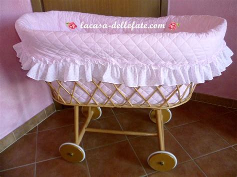 Dettaglio di balza e volant su culla