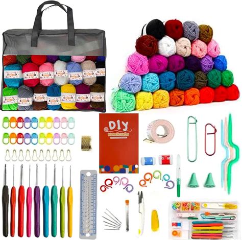 kit completo di uncinetto e gomitoli di lana colorata disposti in modo ordinato