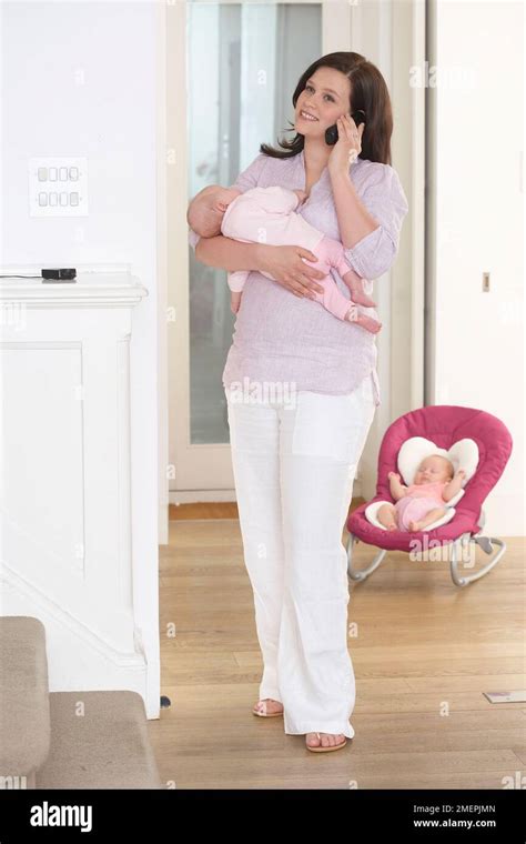 Insegnante incinta mentre tiene la mano al suo bambino