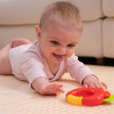 Bambino durante il tummy time su un tappeto da gioco