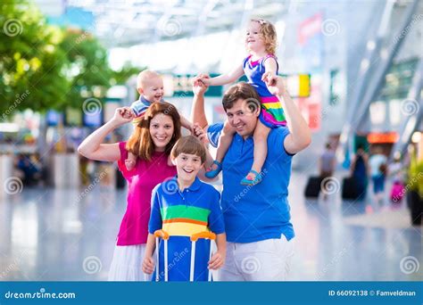 Famiglia con bambini in aeroporto